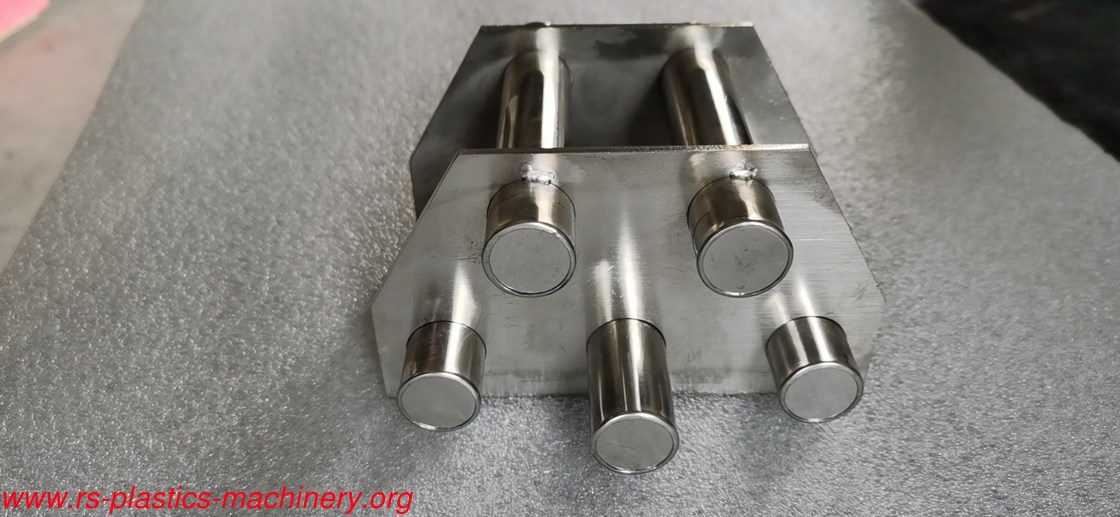 China Hopper dryer spare parts producer- 9,7,5,11 tube Magnetic Frame iron seperator factory price